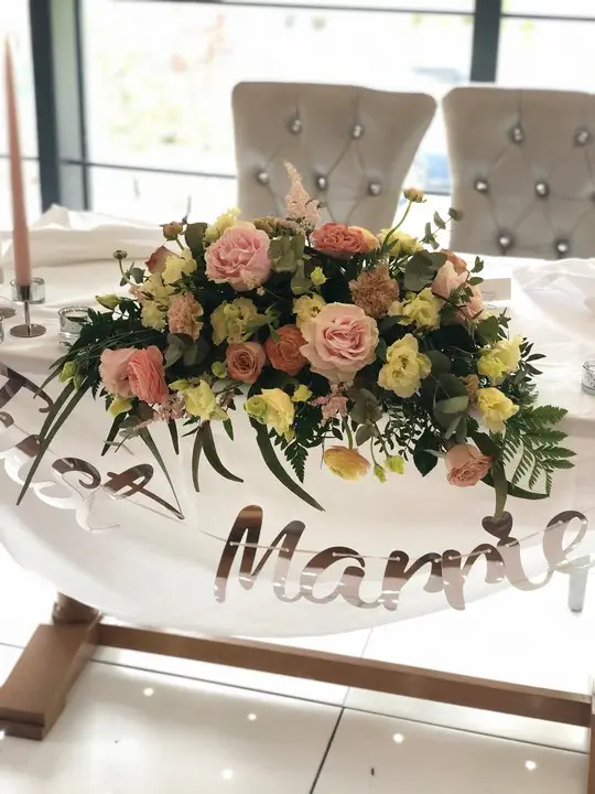 Top Table Flowers for Pretty Spring Wedding