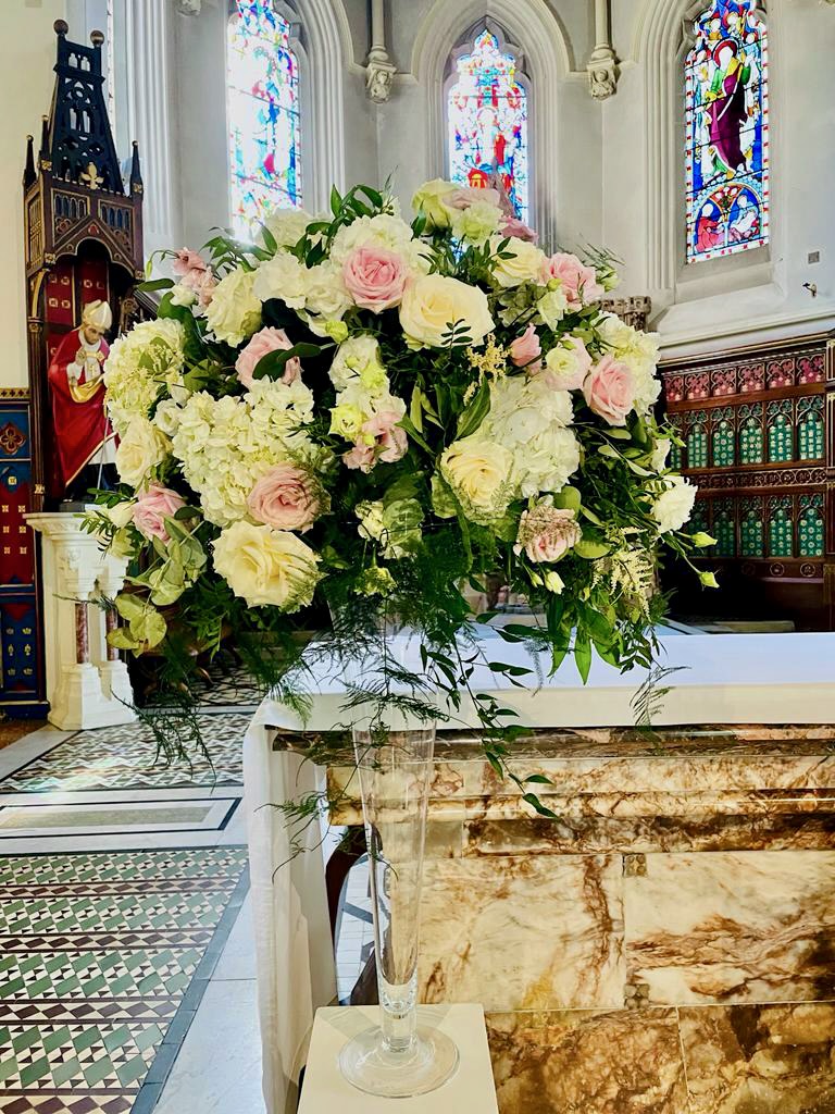 Rose and Hydrangea Wedding Pedestal Close Up
