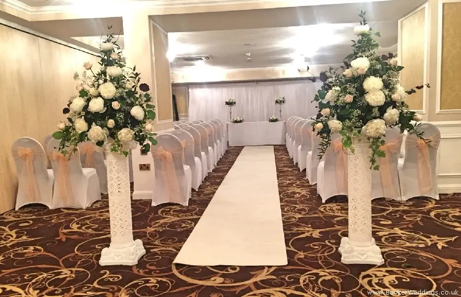 Wedding Venue Pedestal Arrangements in Peaches and Cream